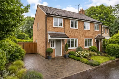 End-of-terrace house near Priory Park with loft room for flexible use