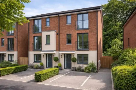 Townhouse near Priory Park with an en-suite principal bedroom